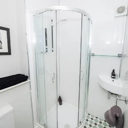 Sandmartin - Top Floor 3-Bed Apartment Sea Views & Parking Scarborough Exterior photo