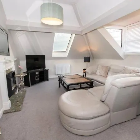Sandmartin - Top Floor 3-Bed Apartment Sea Views & Parking Scarborough Exterior photo