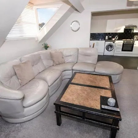 Sandmartin - Top Floor 3-Bed Apartment Sea Views & Parking Scarborough Exterior photo