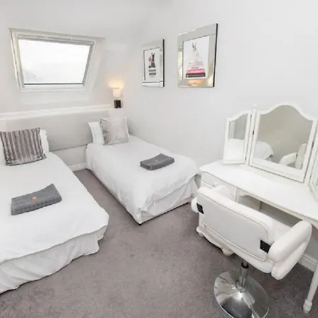 Sandmartin - Top Floor 3-Bed Apartment Sea Views & Parking Scarborough Exterior photo