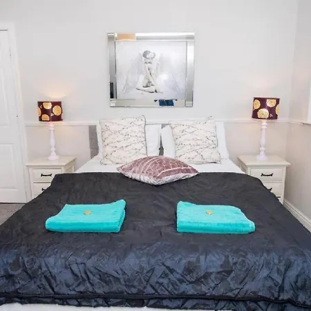 Sandmartin - Top Floor 3-Bed Apartment Sea Views & Parking Scarborough Exterior photo