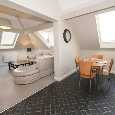 Sandmartin - Top Floor 3-Bed Apartment Sea Views & Parking Scarborough Exterior photo