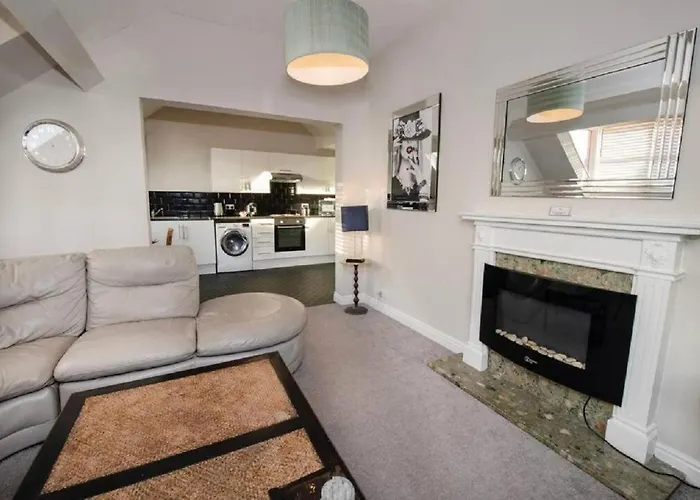 Sandmartin - Top Floor 3-Bed Apartment Sea Views & Parking