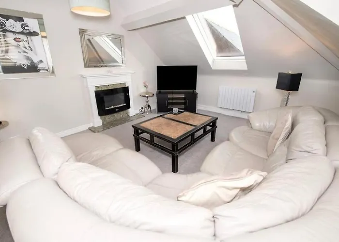 Sandmartin - Top Floor 3-Bed Apartment Sea Views & Parking