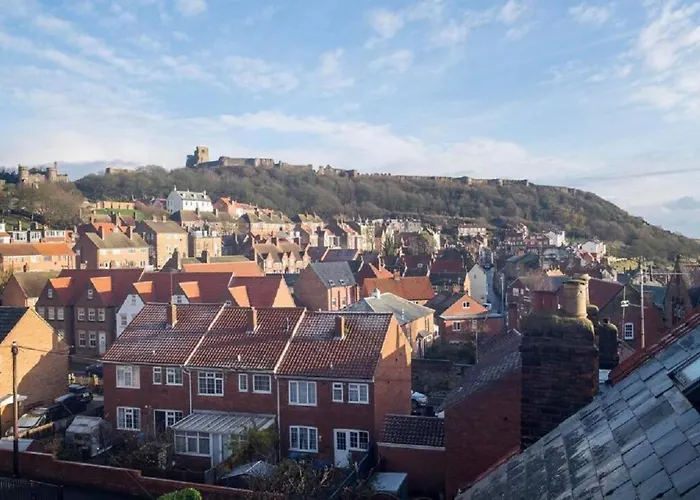 Sandmartin - Top Floor 3-Bed Apartment Sea Views & Parking